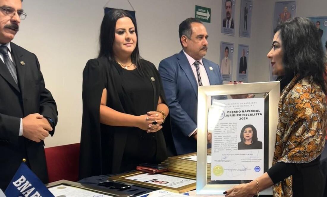 La magistrada poblana recibe el reconocimiento del SAT | Foto: X Arely Reyes