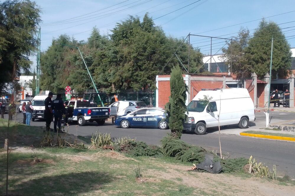 Esta es la escena del crimen ocurrido esta mañana afuera del Colegio Camino Real | Foto: Especial
