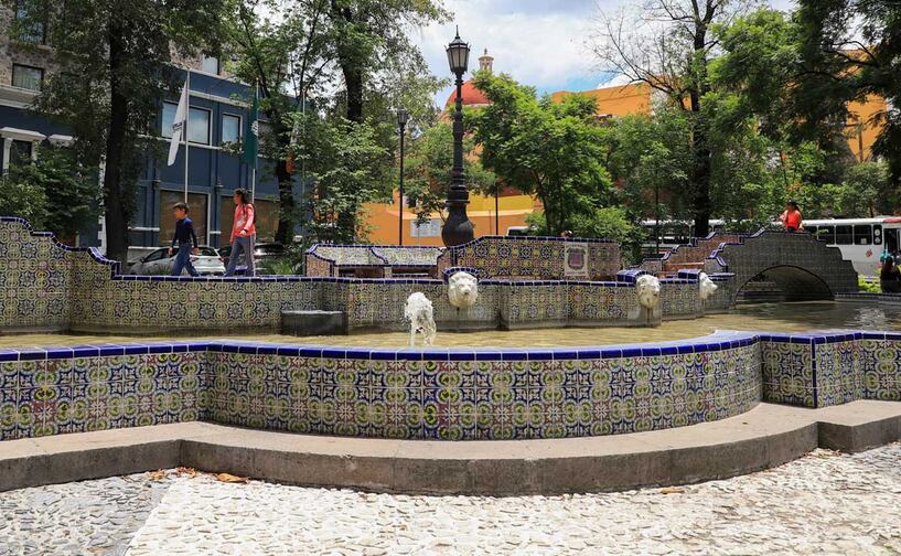 Se ubica a un costado del Paseo de San Francisco.