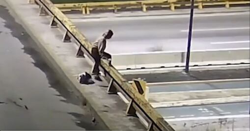 VIDEO. Policías evitan que mujer se arroje del puente del Periférico Ecológico