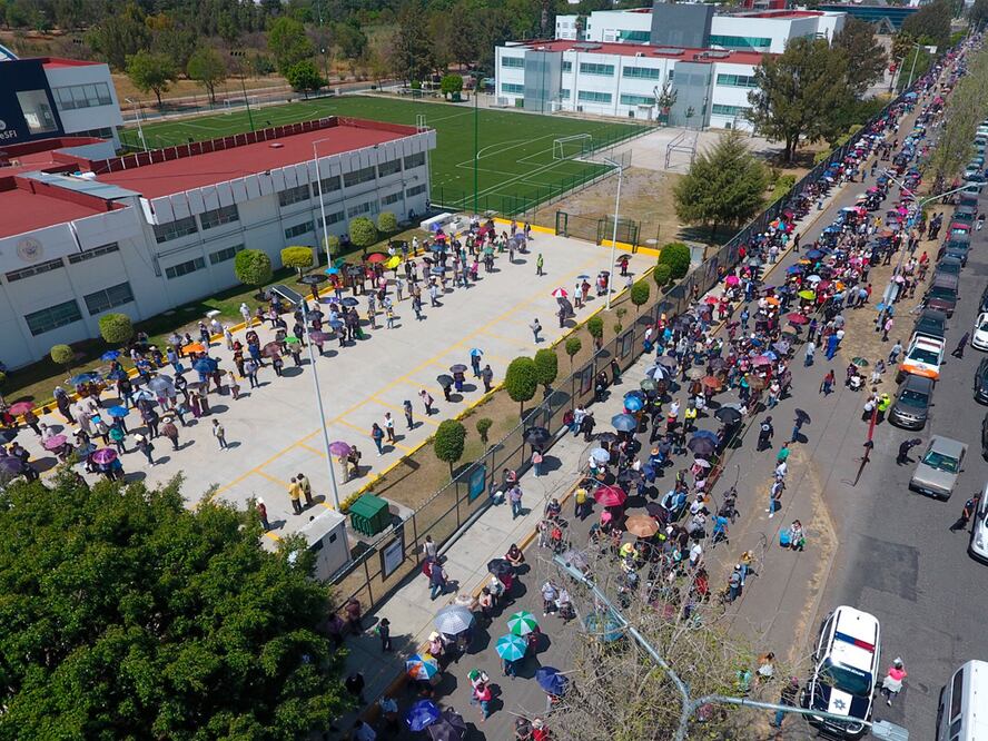 Caos y aglomeraciones durante el primer día de vacunación en la capital   Imagen: Agencia Enfoque para El Universal Puebla