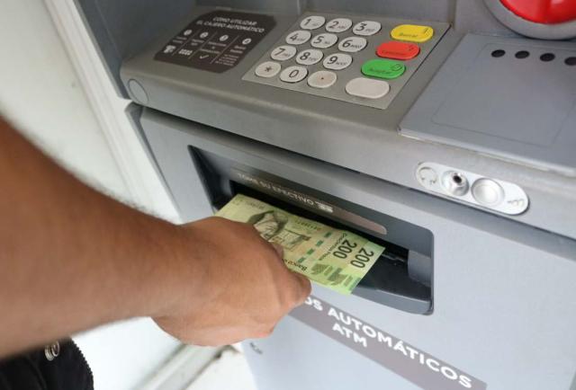 Aunque el Banco del Bienestar tiene más sucursales que cualquier otra entidad financiera en México, sus clientes no siempre tienen acceso a una sucursal cercana y a menudo deben utilizar cajeros automáticos privados, lo que implica pagar una comisión por cada retiro o consulta.

Foto: Producción El Universal Puebla