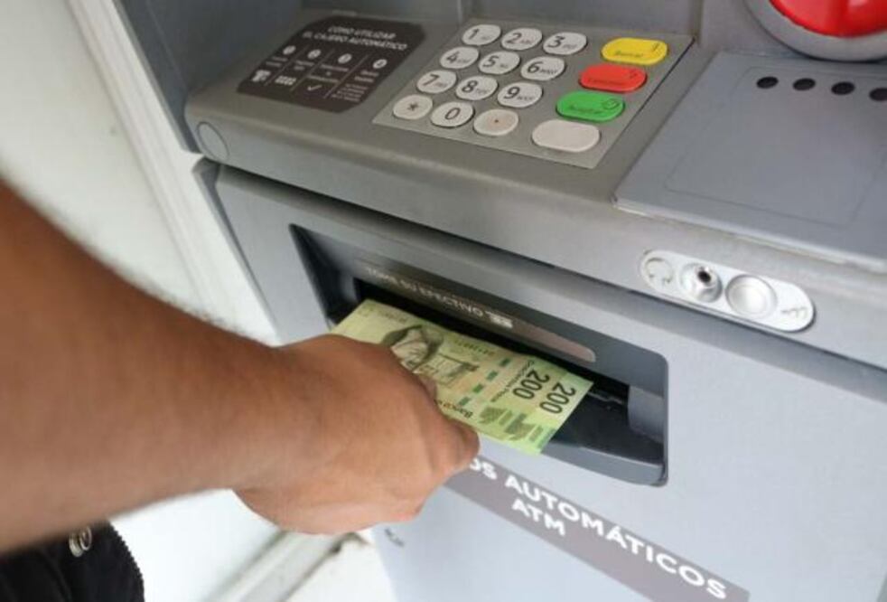 Además, es recomendable utilizar cajeros automáticos ubicados en lugares seguros, como dentro de sucursales bancarias o áreas bien iluminadas.
Foto: Producción El Universal Puebla
