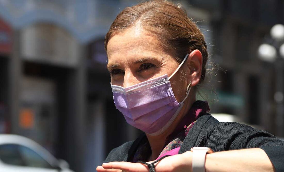 Beatriz Gutiérrez Müller impartió una ponencia sobre los edificios históricos de la BUAP y de la ciudad de Puebla | Foto: Agencia Es Imagen para El Universal Puebla