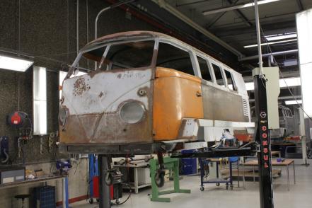 Volkswagen lanza una combi todoterreno con 8 ruedas y orugas
