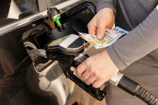El precio del combustible fluctúa constantemente. Fuente: Freepik.