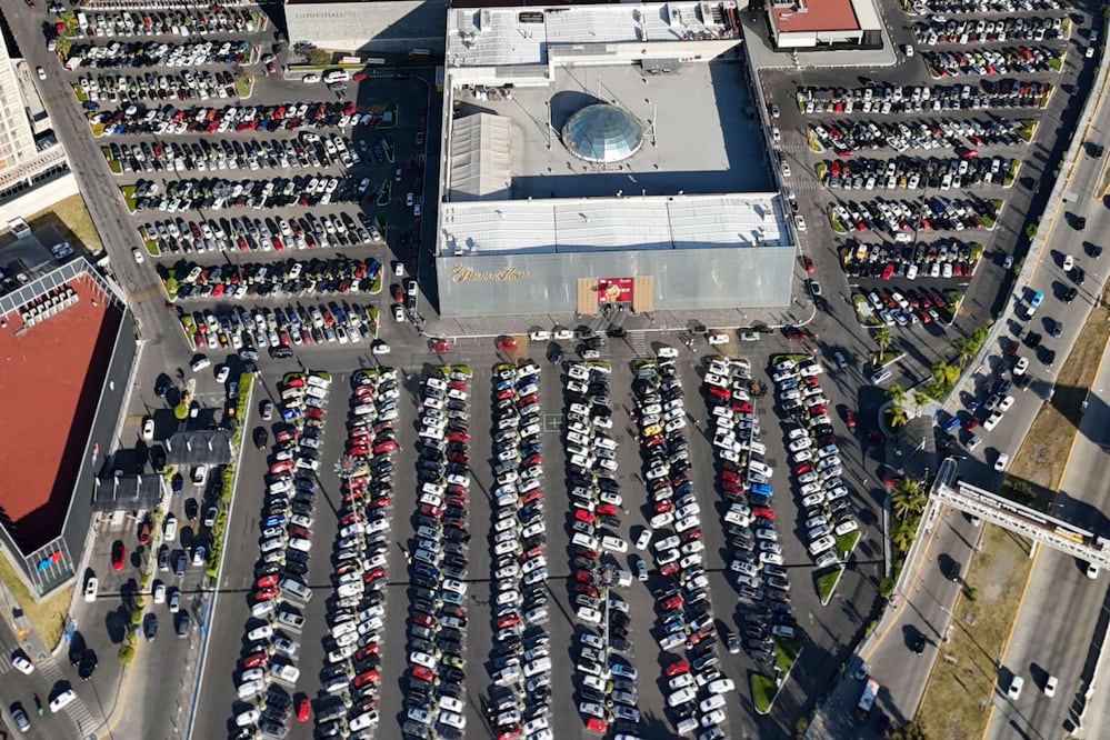 Los centros comerciales en Puebla están abarrotados | Foto: EsImagen