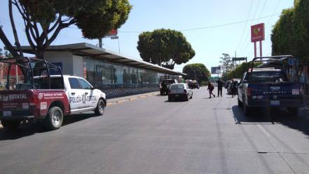 Balacera en el mercado Hidalgo. Se agarran polis y ambulantes