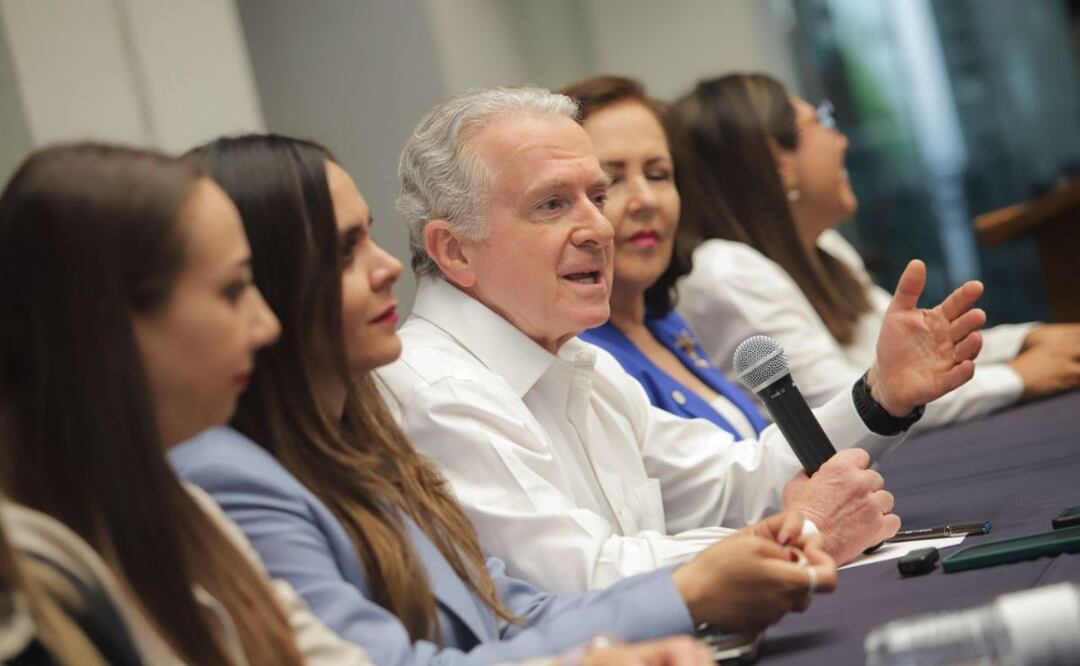 El diputado federal del PAN, Santiago Creel, está de visita en Puebla para promover su plataforma política | Foto: Agencia Es Imagen para El Universal Puebla