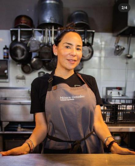 De los banquetes multitudinarios, a las clases en línea: la historia de sobrevivencia de la  chef Mónica González 