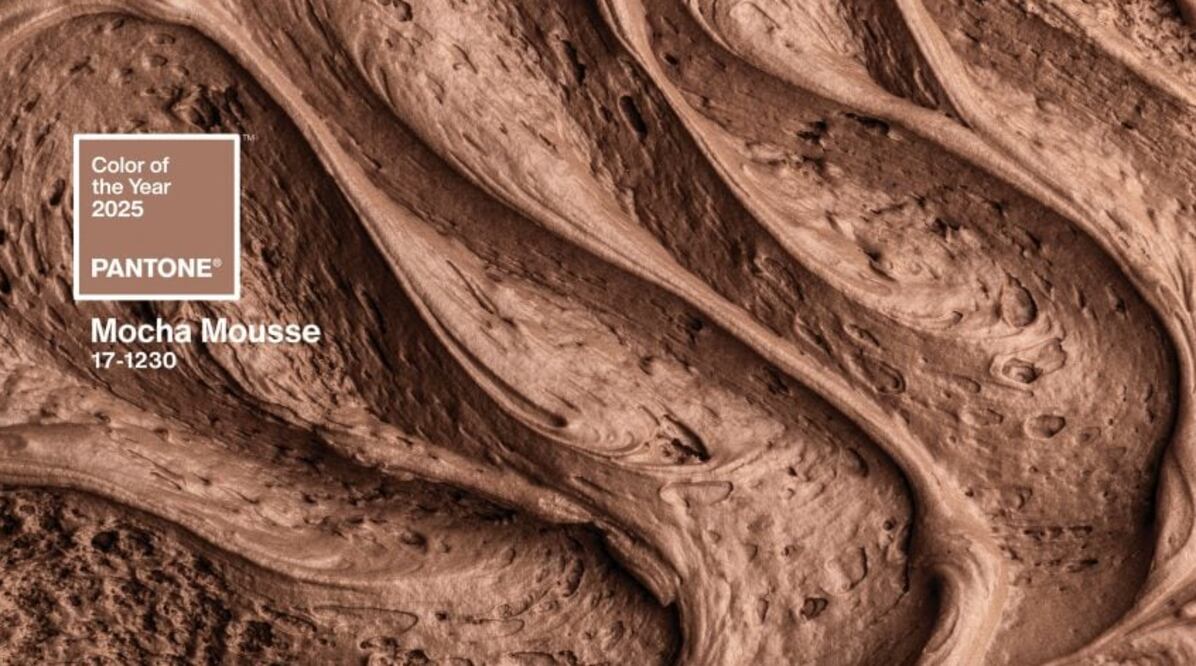 Pantone ha elegido Mocha Mousse como el Color del Año 2025 debido a su capacidad para conectar a las personas con el mundo natural. 

Foto: Producción El Universal Puebla