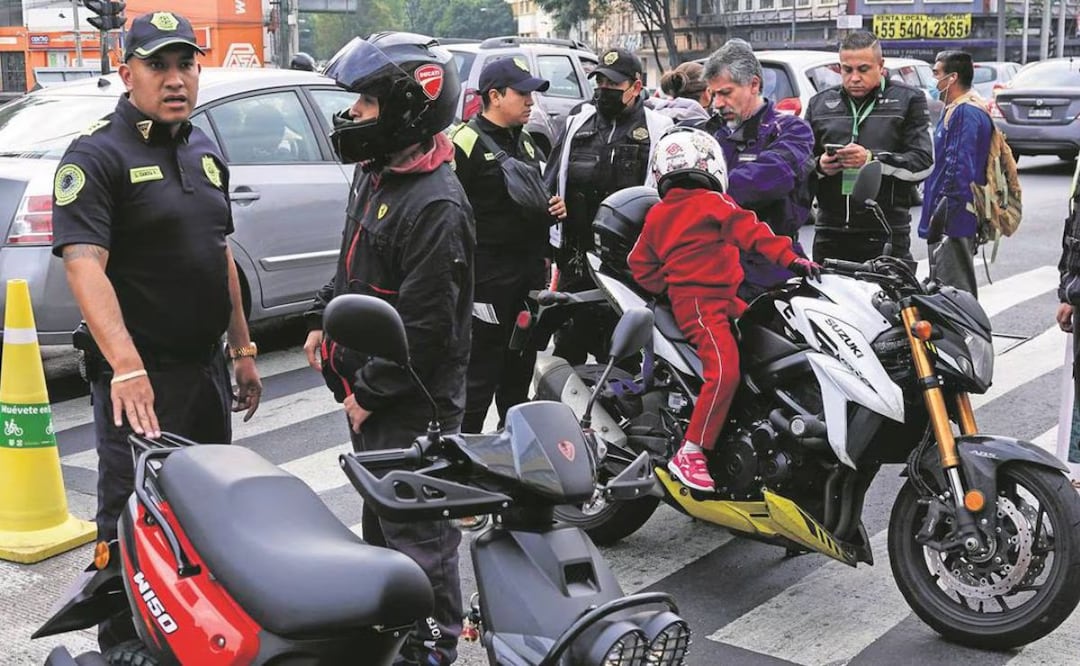 La reforma prohíbe a los menores ser pasajeros y conductores de motocicletas “siempre y cuando no pueda colocar adecuadamente los pies en los estribos o posa pies” | Foto: Archivo/ EL UNIVERSAL.