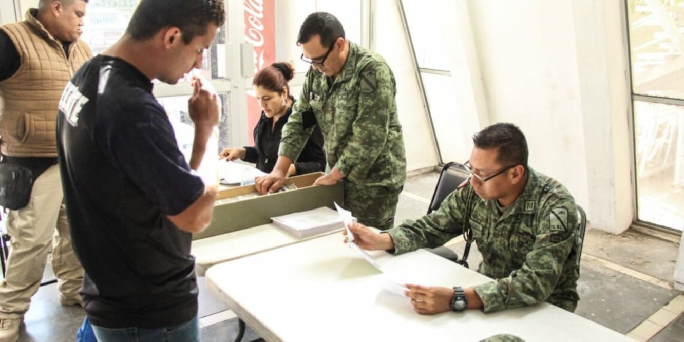 El sellado es un paso clave en la regularización de su estatus, y al realizarlo, los jóvenes estarán en orden con las autoridades y podrán continuar con los siguientes pasos del proceso.
Foto: Producción El Universal Puebla