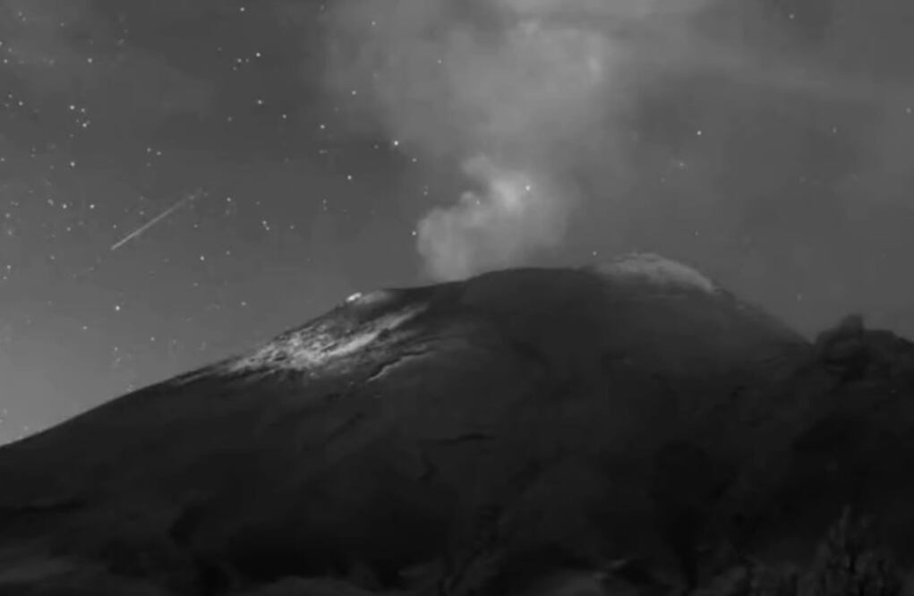 Una estrella fugaz fue captada en video cerca del volcán Popocatépetl | Foto: Webcams de México