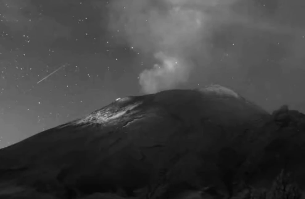 Una estrella fugaz fue captada en video cerca del volcán Popocatépetl | Foto: Webcams de México