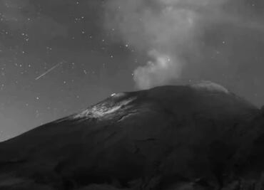 ¡Pide un deseo! Estrella fugaz es captada en el cráter del Popocatépetl