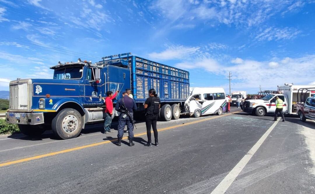Pobladores de Santiago Miahuatlán bloquearon la carretera Tehuacán-Orizaba tras un trágico accidente | Foto: Agencia Es Imagen para El Universal Puebla