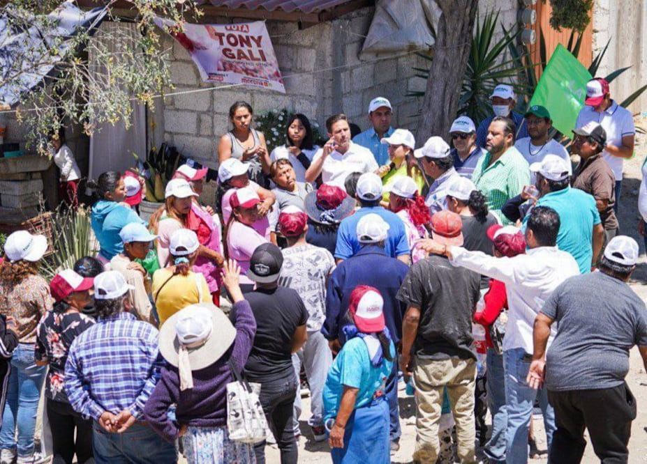 Tony Gali López visitó a los pobladores de Barranca Honda.| Especial