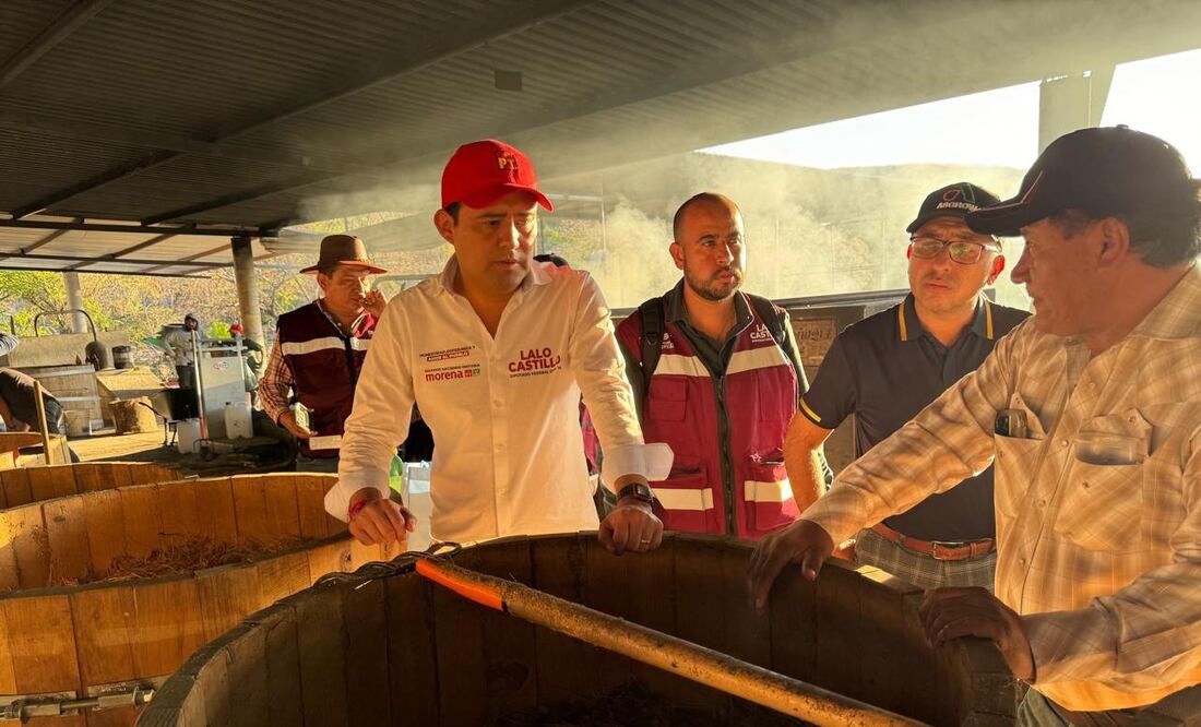Lalo Castillo se reunió con productores de mezcal en Puebla | Foto: Especial