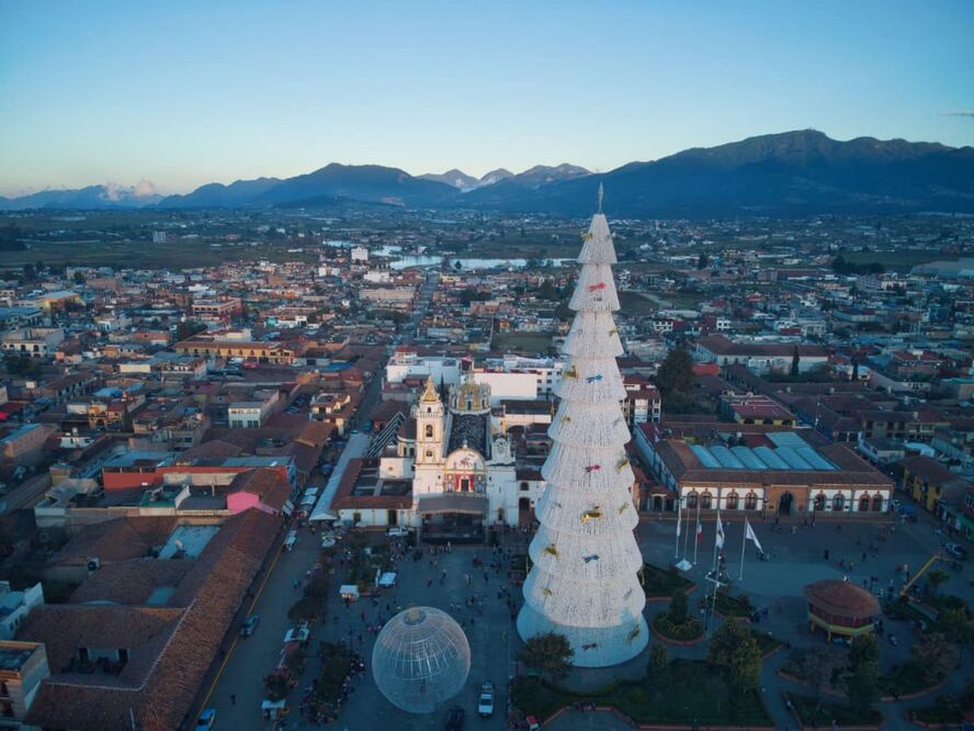 El árbol de Navidad de Chignahuapan mide hasta 64 metros de altura | Foto: H. Ayuntamiento Chignahuapan 2021 2024