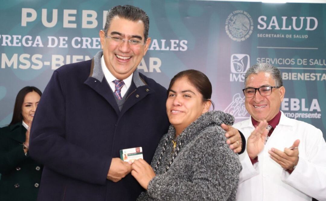El gobernador Sergio Salomón entregó credenciales del IMSS Bienestar en Puebla | Foto: Gobierno de Puebla