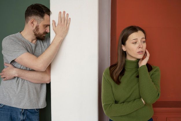 Señales que podrían indicar que tu novio ha dejado atrás su relación anterior. Fuente: Freepik.
