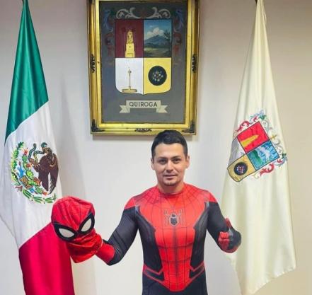 ¿Es el multiverso? Alcalde michoacano revela a niños su identidad como... Spiderman