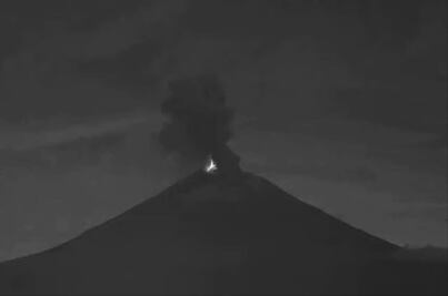 VIDEO. Rayo surge de las cenizas tras impresionante explosión del volcán Popocatépetl