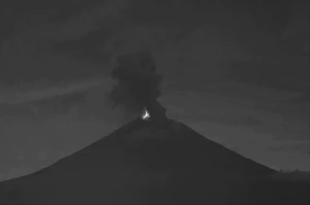 VIDEO. Rayo surge de las cenizas tras impresionante explosión del volcán Popocatépetl