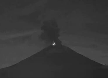 VIDEO. Rayo surge de las cenizas tras impresionante explosión del volcán Popocatépetl