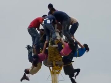 Ritual de niños voladores en Caxhuacan genera polémica en redes