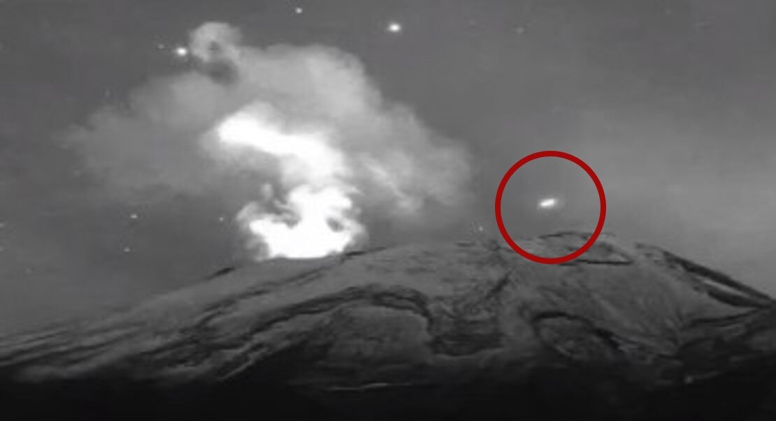 Dos supuestos ovnis son captados en el volcán Popocatépetl el Día de Muertos