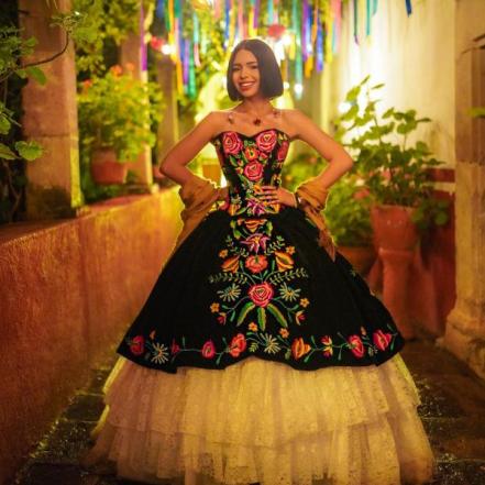 Ángela Aguilar, de china poblana y talavera. Sus vestidos que evocan a Puebla