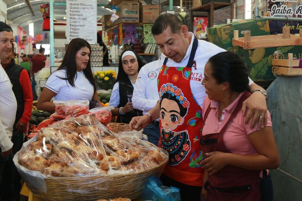 Alejandro Armenta estuvo con comerciantes del Barrio de Xixitla | Fotos Especiales