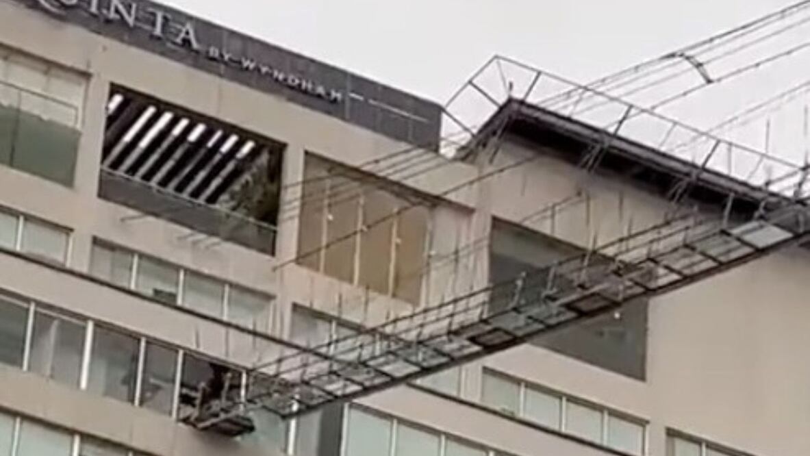 VIDEOS: Captan el momento en que se rompe el puente colgante de cristal