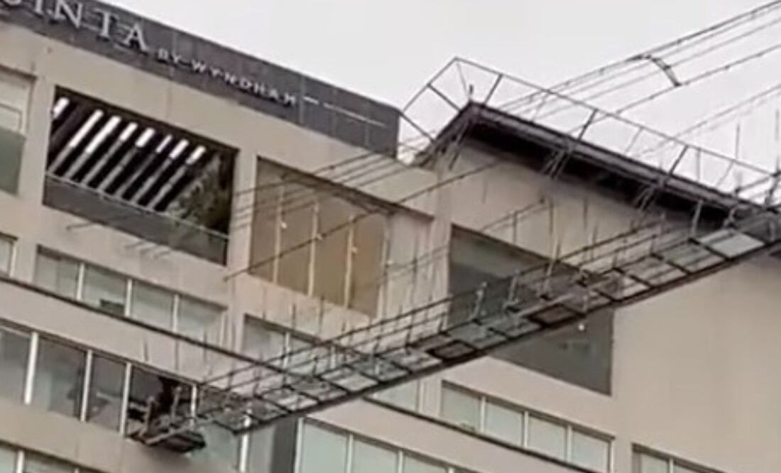 VIDEOS: Captan el momento en que se rompe el puente colgante de cristal