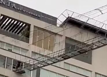 VIDEOS: Captan el momento en que se rompe el puente colgante de cristal