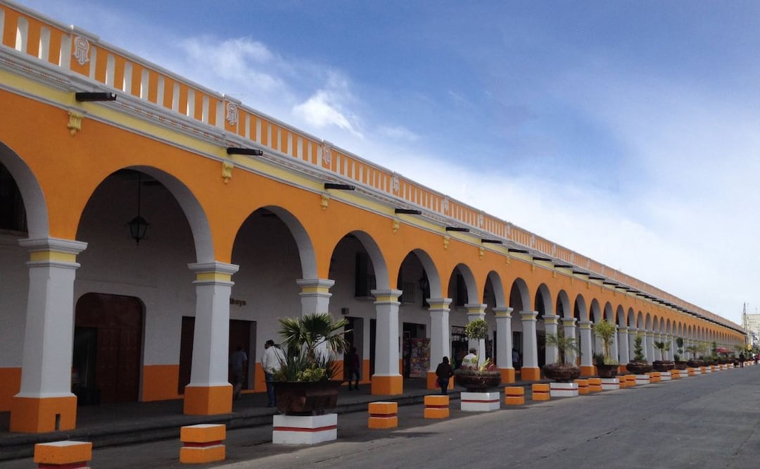 El portal Hidalgo de Acatzingo mide 168 metros de largo y es ocupado por comerciantes | Foto: Twitter Puebla