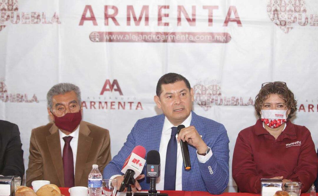 El senador Alejandro Armenta dio conferencia de prensa en Puebla | Foto: agencia Es Imagen para El Universal Puebla
