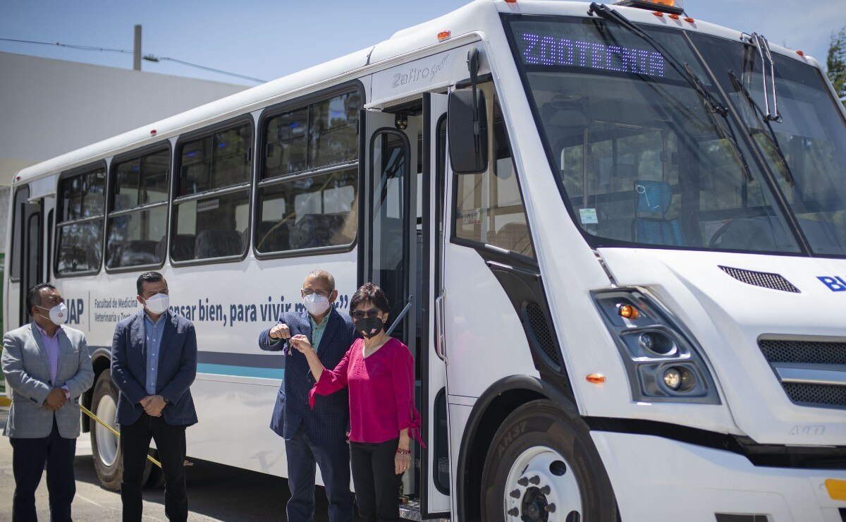 Lilia Cedillo entrega autobús a la Facultad de Medicina Veterinaria y Zootecnia de la BUAP