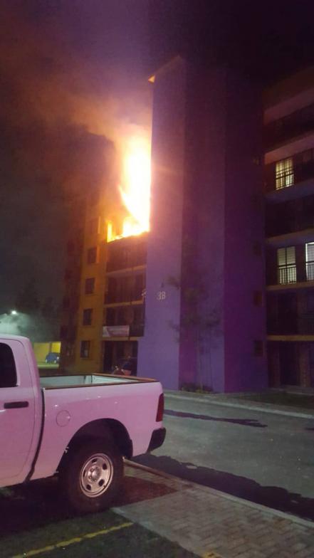 Dos quemados por incendio de departamento en Coronango