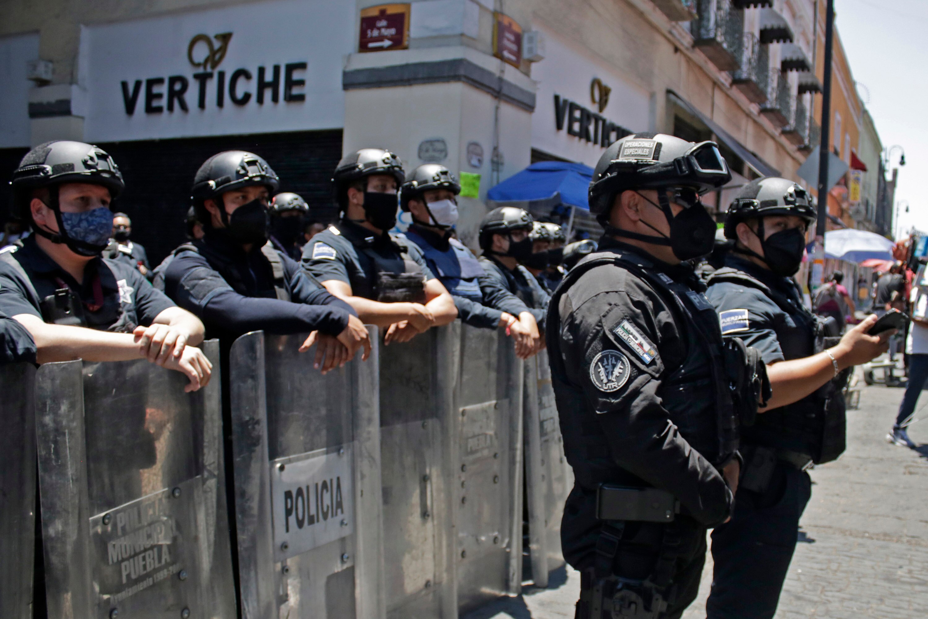 Se desata batalla campal entre ambulantes en el centro de Puebla