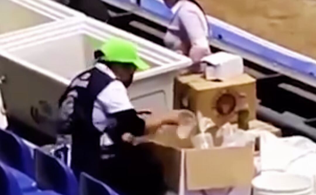 Acusan que en el Estadio Cuauhtémoc reciclan los vasos de cerveza