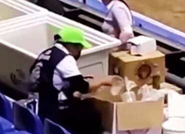 Acusan que en el Estadio Cuauhtémoc reciclan los vasos de cerveza