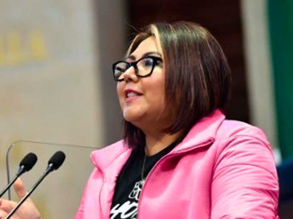 Critica Genoveva Huerta reacción de AMLO en Huauchinango