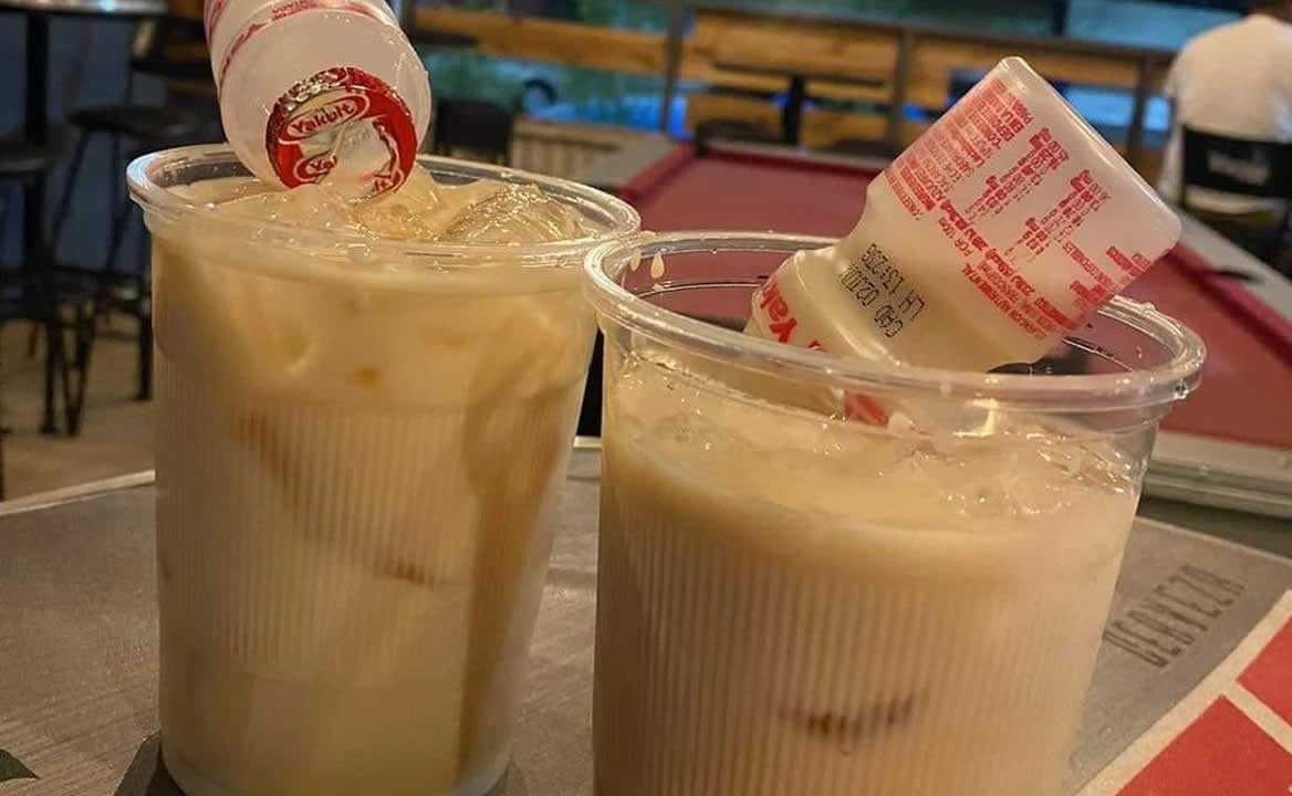 Cómo se preparan las 'eyakuladas', los mojitos hechos con Yakult