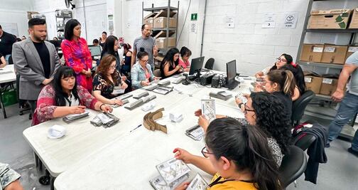 IEE entrega material electoral para el voto en el extranjero