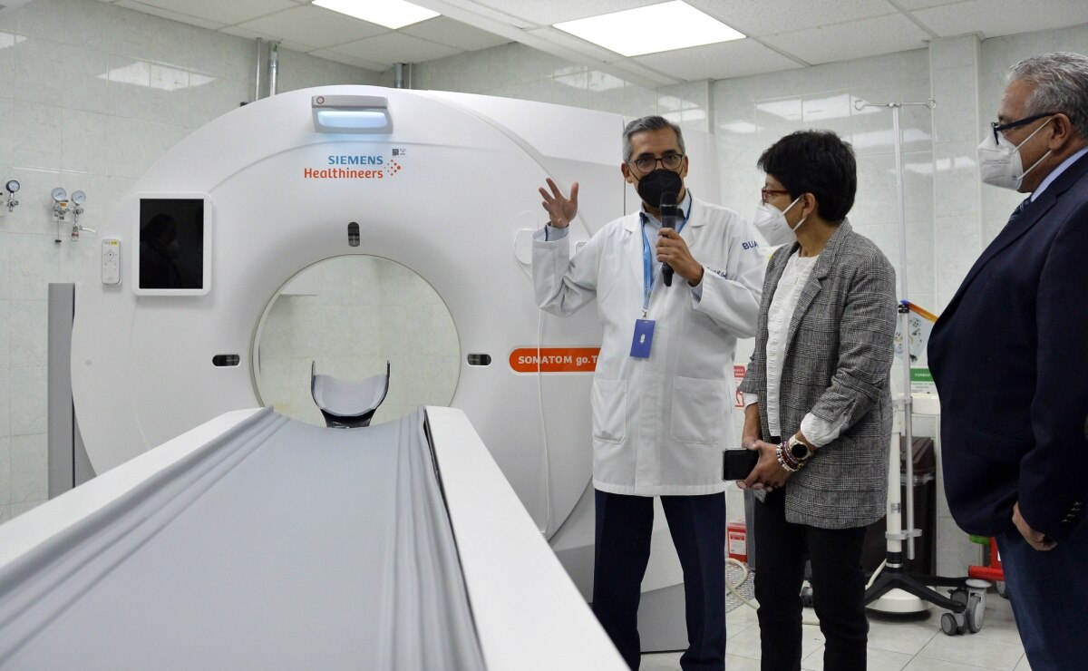 Lilia Cedillo entrega nuevo equipo de tomografía al HUP