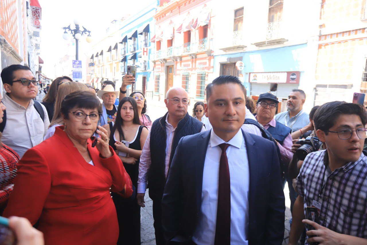 Grupos provida bloquean el acceso de los diputados al Congreso de Puebla | Es Imagen