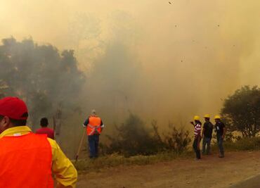 Intentan sofocar incendio forestal en San Bartolomé Chimalhuacán